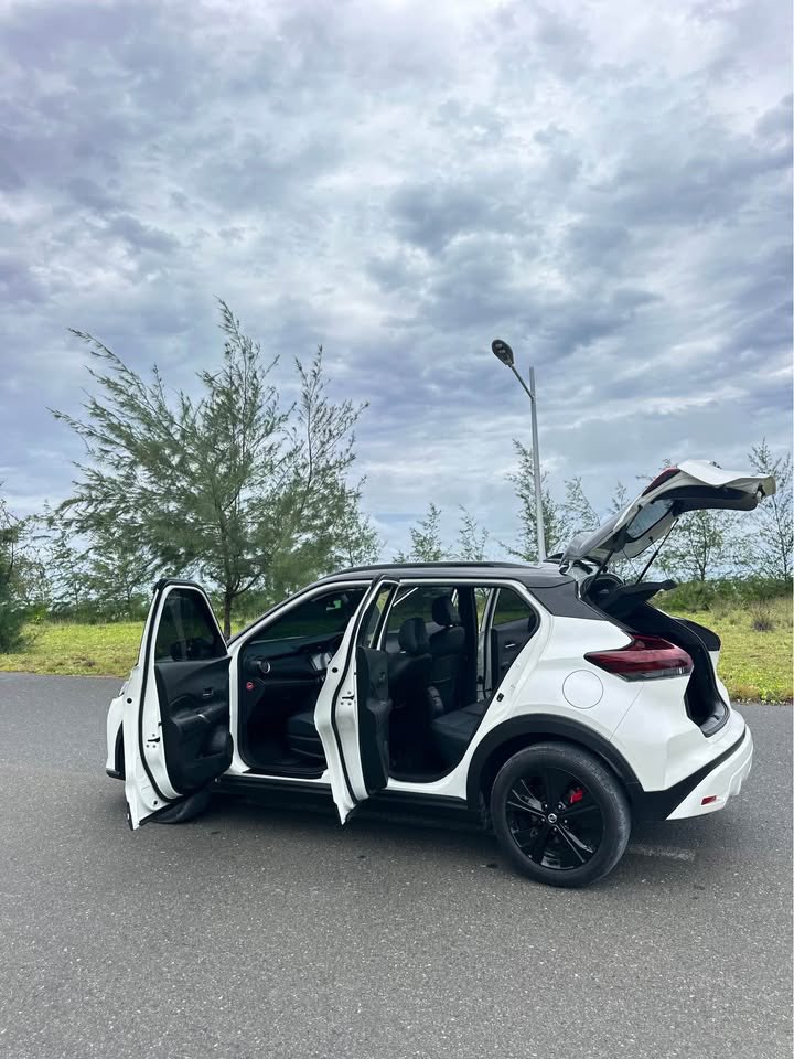 Used 2023 Nissan Kicks — photo 2