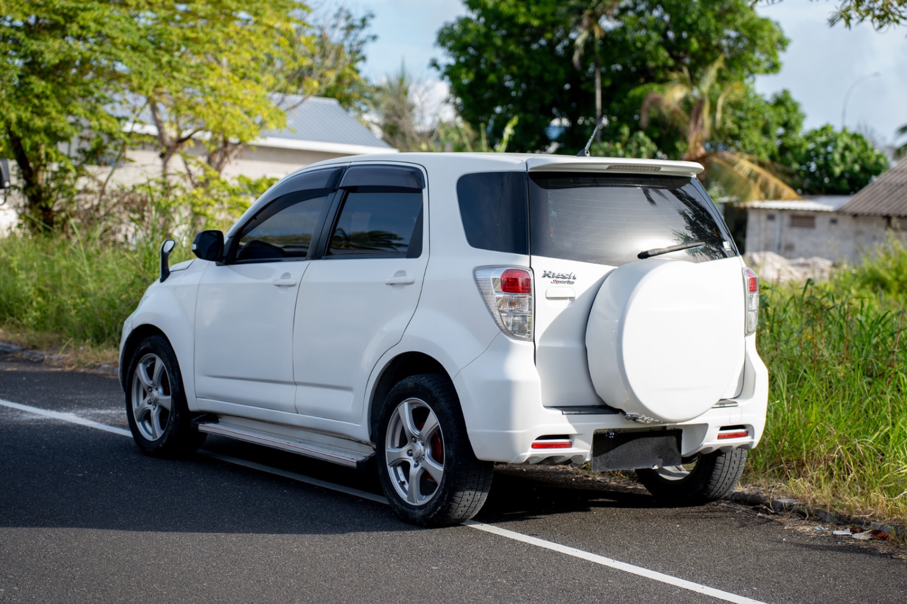 Used 2011 Toyota Rush — photo 2